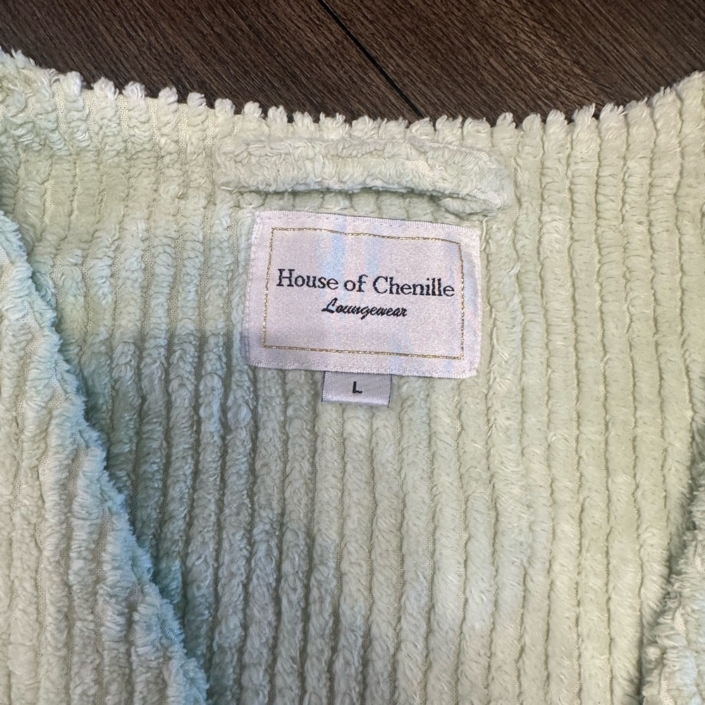 Chic Cottagecore Cardigan with‎ Pink and Green Accents - Picture 5 of 7